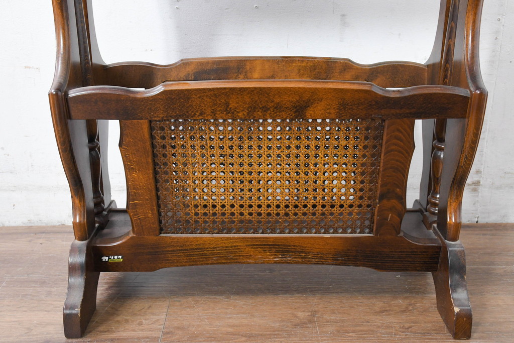 和製ビンテージ　美品　オールドカリモク　カリモク家具(karimoku)　COLONIAL(コロニアル)シリーズ　編み込まれたデザインがアクセントになった上品なマガジンラック付きのサイドテーブル(コーヒーテーブル、ナイトテーブル、花台、飾り台、ヴィンテージ)R-084516)