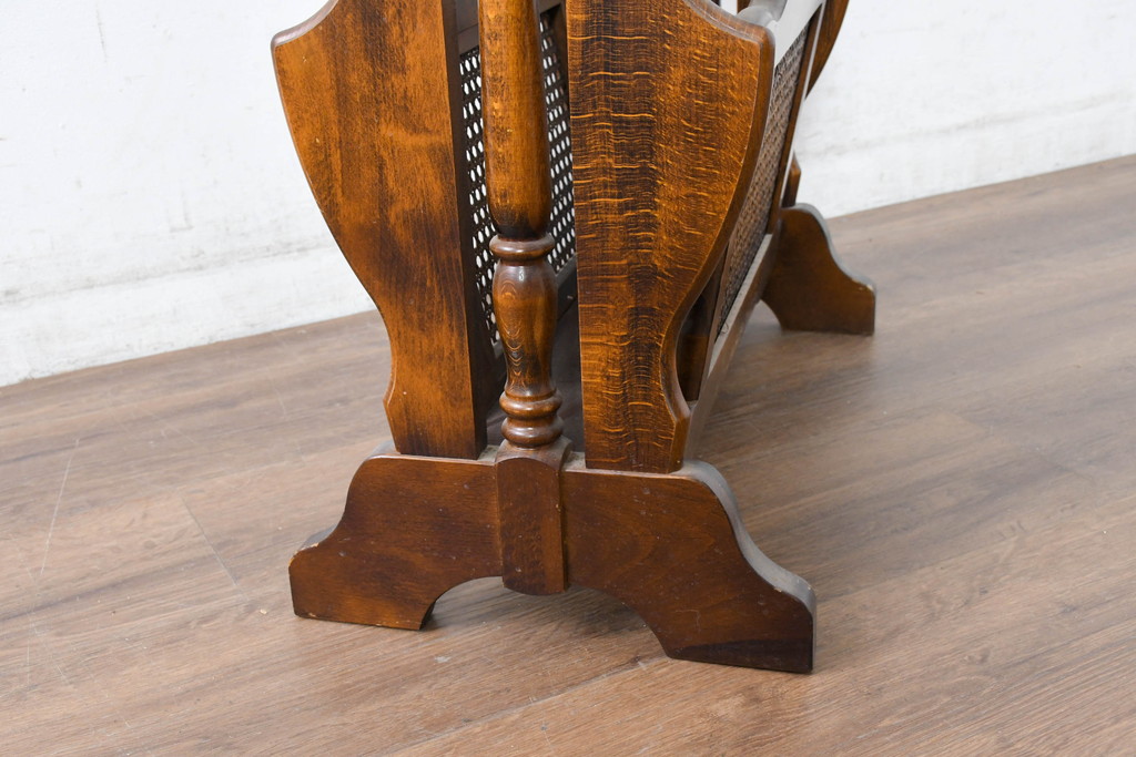 和製ビンテージ　美品　オールドカリモク　カリモク家具(karimoku)　COLONIAL(コロニアル)シリーズ　編み込まれたデザインがアクセントになった上品なマガジンラック付きのサイドテーブル(コーヒーテーブル、ナイトテーブル、花台、飾り台、ヴィンテージ)R-084516)