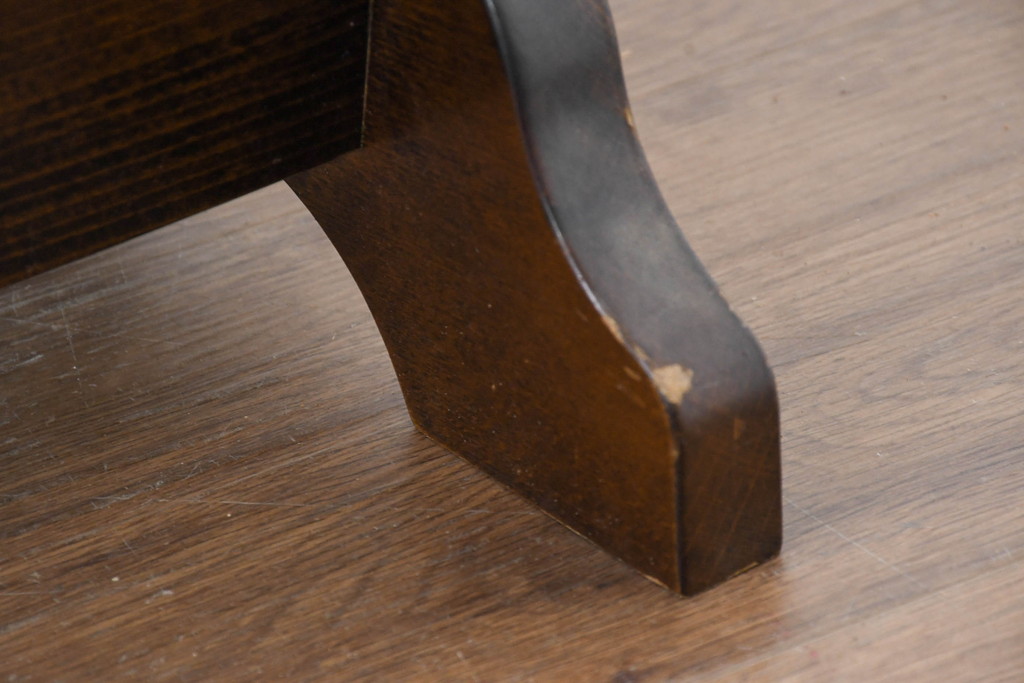 和製ビンテージ　美品　オールドカリモク　カリモク家具(karimoku)　COLONIAL(コロニアル)シリーズ　編み込まれたデザインがアクセントになった上品なマガジンラック付きのサイドテーブル(コーヒーテーブル、ナイトテーブル、花台、飾り台、ヴィンテージ)R-084516)