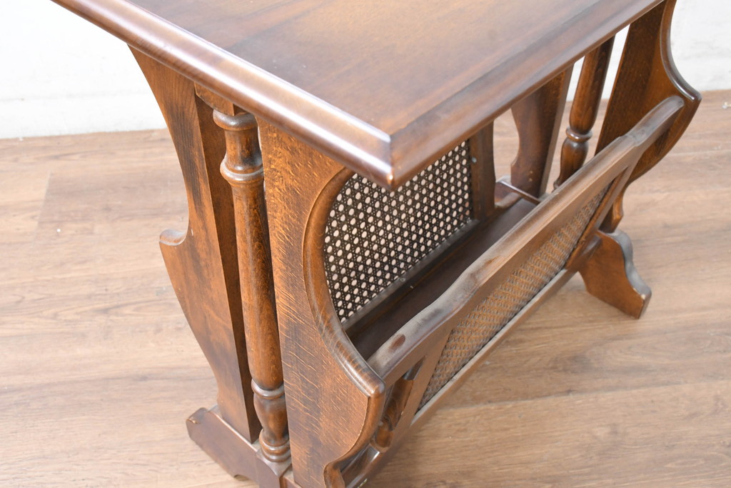 和製ビンテージ　美品　オールドカリモク　カリモク家具(karimoku)　COLONIAL(コロニアル)シリーズ　編み込まれたデザインがアクセントになった上品なマガジンラック付きのサイドテーブル(コーヒーテーブル、ナイトテーブル、花台、飾り台、ヴィンテージ)R-084516)