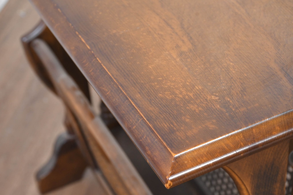 和製ビンテージ　美品　オールドカリモク　カリモク家具(karimoku)　COLONIAL(コロニアル)シリーズ　編み込まれたデザインがアクセントになった上品なマガジンラック付きのサイドテーブル(コーヒーテーブル、ナイトテーブル、花台、飾り台、ヴィンテージ)R-084516)