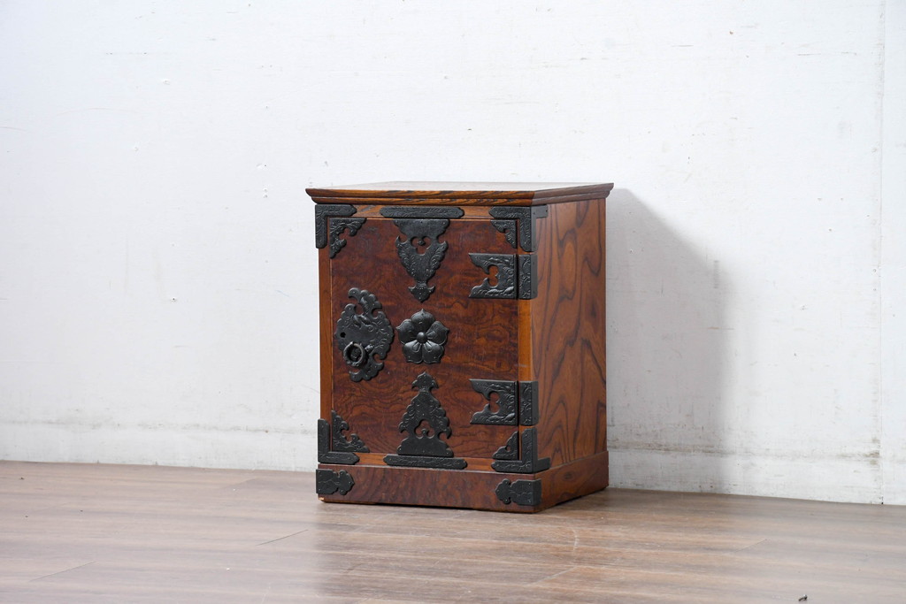 中古　美品　岩谷堂箪笥　黒々とした立派な金具が目を引く伝統と格式を纏う小箪笥(小型開き戸箪笥、船箪笥、小引き出し、小物収納)(R-084517)