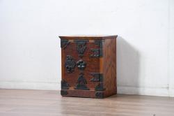 中古　美品　岩谷堂箪笥　黒々とした立派な金具が目を引く伝統と格式を纏う小箪笥(小型開き戸箪笥、船箪笥、小引き出し、小物収納)(R-084517)