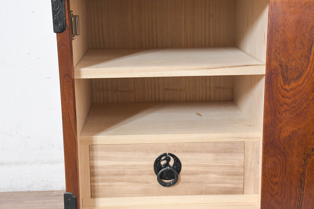 中古　美品　岩谷堂箪笥　黒々とした立派な金具が目を引く伝統と格式を纏う小箪笥(小型開き戸箪笥、船箪笥、小引き出し、小物収納)(R-084517)