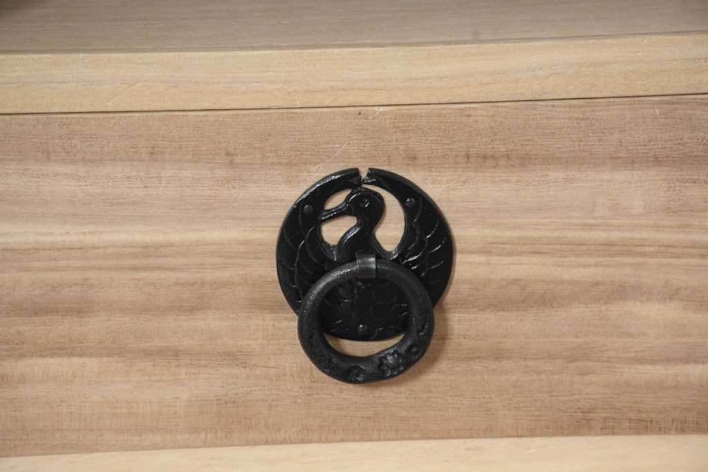 中古　美品　岩谷堂箪笥　黒々とした立派な金具が目を引く伝統と格式を纏う小箪笥(小型開き戸箪笥、船箪笥、小引き出し、小物収納)(R-084517)