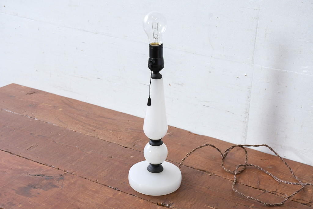 和製アンティーク　シンプルでモダンな雰囲気を醸し出すミルクガラスのテーブルスタンド(テーブルランプ、卓上照明、テーブルライト、デスクスタンド、スタンドライト、ナイトランプ)(R-083947)