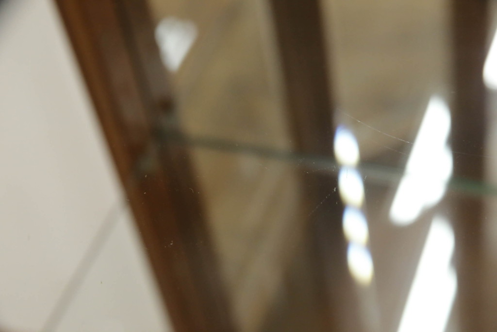 中古　横浜クラシック家具　ダニエル(Daniel)　アーリーアメリカン　A-214　温かみのある空間を演出するガラスケース(飾り棚、キュリオケース、コレクションケース、キャビネット)(定価約67万円)(R-051041)