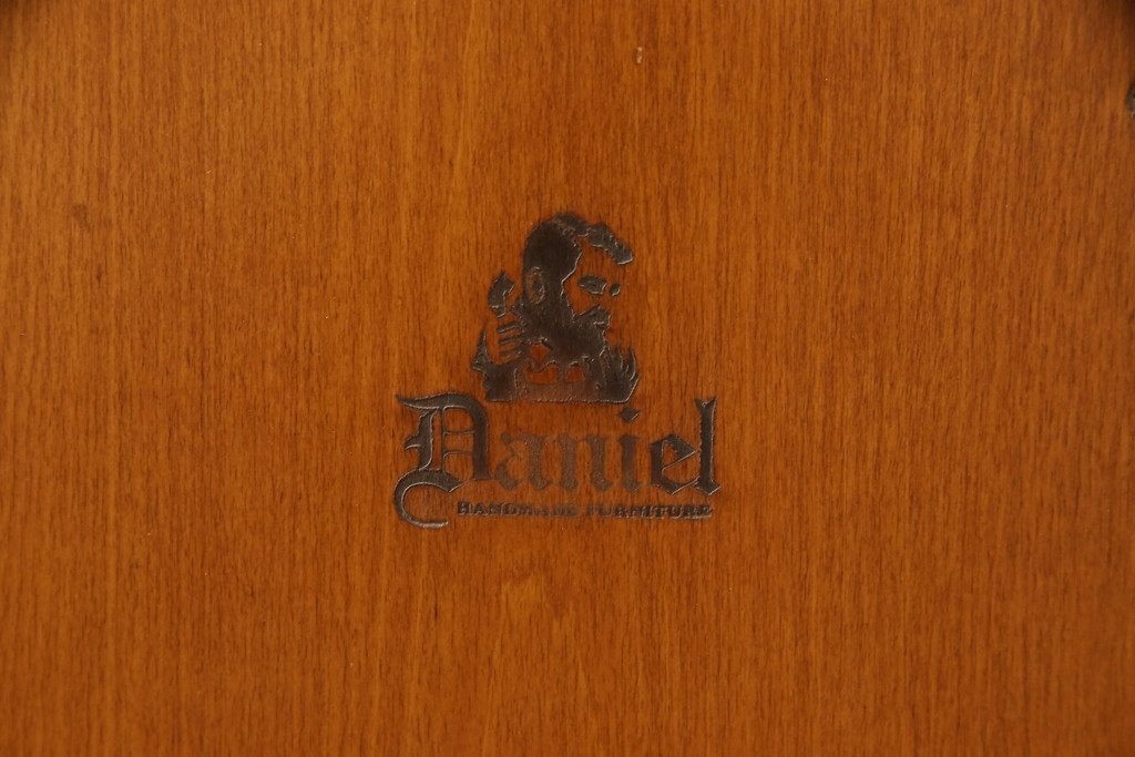 中古　横浜クラシック家具　ダニエル(Daniel)　アーリーアメリカン　A-214　温かみのある空間を演出するガラスケース(飾り棚、キュリオケース、コレクションケース、キャビネット)(定価約67万円)(R-051041)