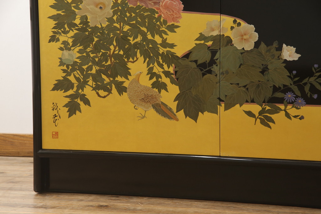 中古　香川漆器　伝統工芸士・小松庄一作　桐材　色彩豊かな漆絵が優美な存在感を放つ衣装箪笥(着物箪笥、収納箪笥、引き出し、桐箪笥、戸棚)(R-061615)