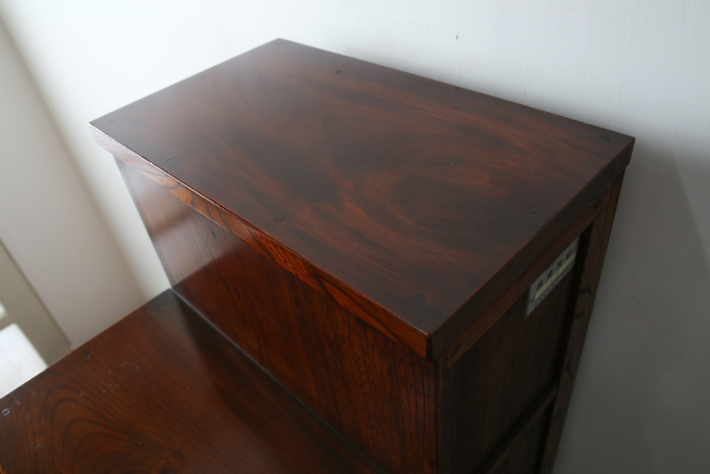 中古　美品!!　特注品　最高級品!!　職人手造り　通産大臣指定伝統的工芸品　岩谷堂箪笥　総欅(ケヤキ)材　漆塗りの二段重ね階段箪笥(収納箪笥、整理タンス、和たんす)(定価推定約200万円)(R-079165)