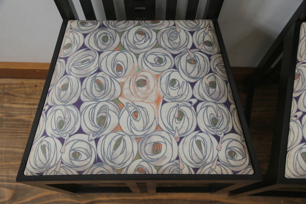 中古　美品　大変希少な絶版品　Cassina(カッシーナ)　CHARLES RENNIE MACKINTOSH(チャールズ・レニー・マッキントッシュ)　308 NITSHILL(ニッツヒル) ダイニングチェア2脚セット(椅子、イス)(R-065214)