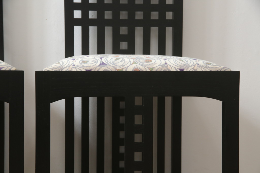 中古　美品　大変希少な絶版品　Cassina(カッシーナ)　CHARLES RENNIE MACKINTOSH(チャールズ・レニー・マッキントッシュ)　308 NITSHILL(ニッツヒル) ダイニングチェア2脚セット(椅子、イス)(R-065214)