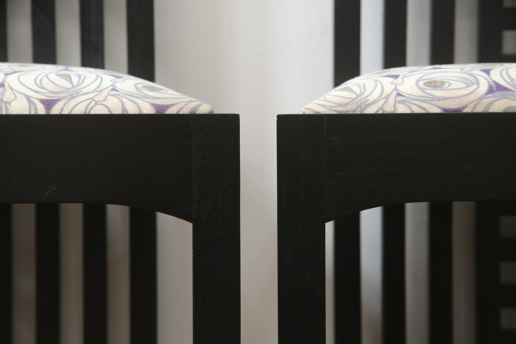 中古　美品　大変希少な絶版品　Cassina(カッシーナ)　CHARLES RENNIE MACKINTOSH(チャールズ・レニー・マッキントッシュ)　308 NITSHILL(ニッツヒル) ダイニングチェア2脚セット(椅子、イス)(R-065214)
