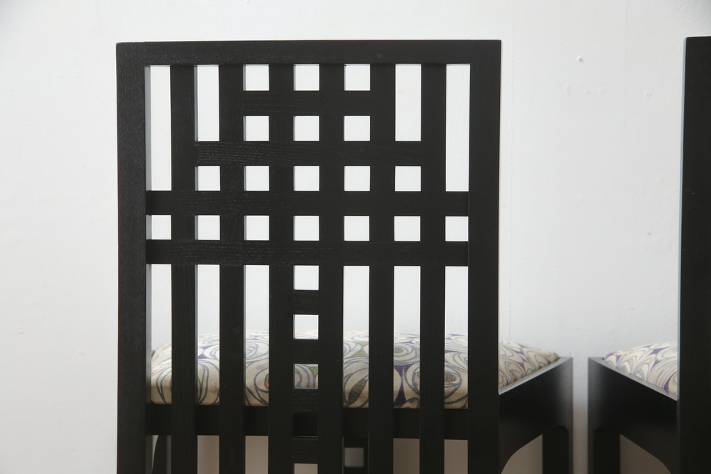 中古　美品　大変希少な絶版品　Cassina(カッシーナ)　CHARLES RENNIE MACKINTOSH(チャールズ・レニー・マッキントッシュ)　308 NITSHILL(ニッツヒル) ダイニングチェア2脚セット(椅子、イス)(R-065214)
