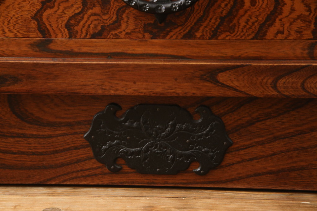 中古　伝統民芸家具　迫力のある杢目が魅力的な岩谷堂箪笥サイドボード(引き出し、収納棚、サイドキャビネット)(R-070288)