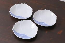 【骨董買取】幕末明治期　櫛高台　葉文変形皿(中皿、和食器、鍋島焼)を買取ました。