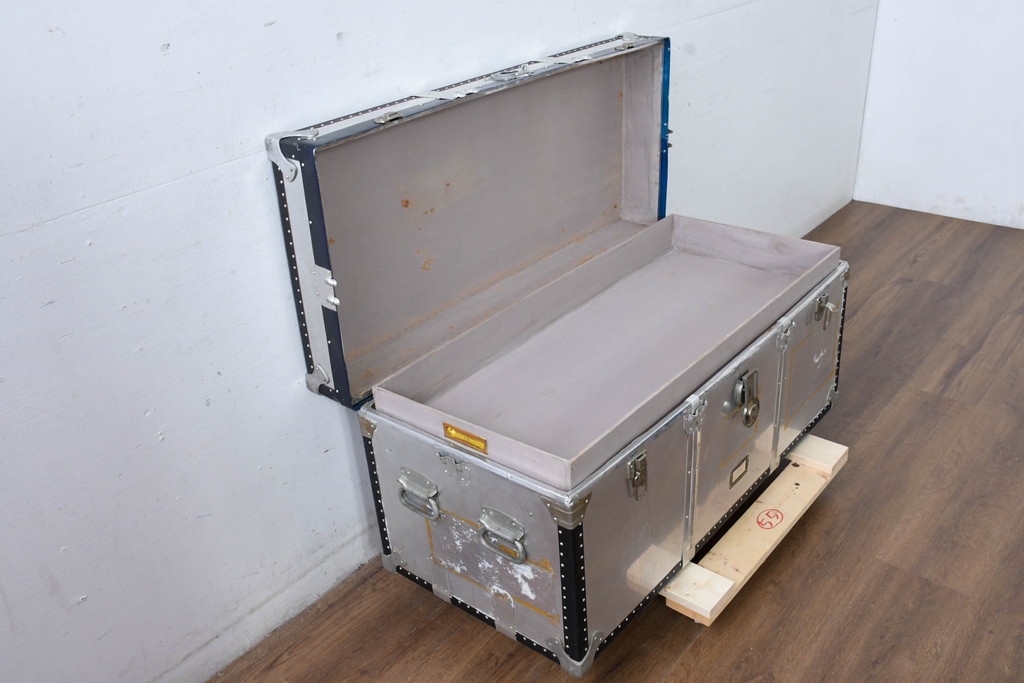 和製ビンテージ　お部屋のアクセントになるジュラルミン船トランク(ジュラルミントランク、舟トランク、アルミトランク、収納、ディスプレイ、ヴィンテージ)(R-084546)