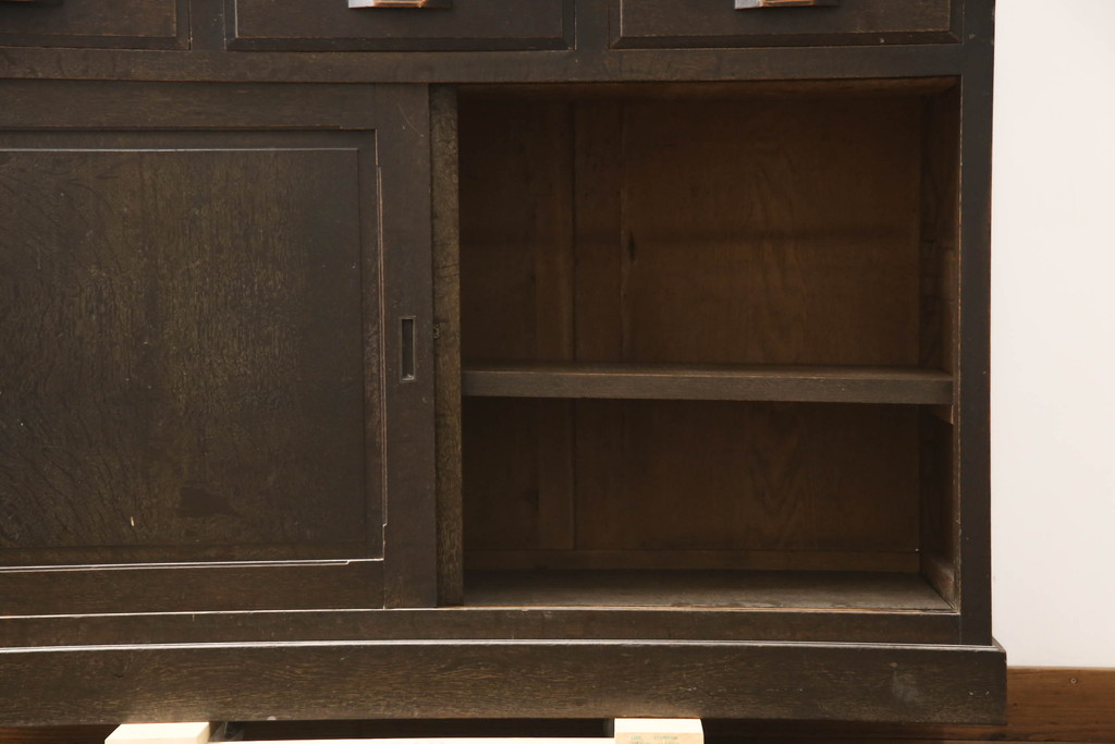 和製アンティーク　大正ロマン　ナラ(楢)材　レトロな佇まいが魅力的なキャビネット(食器棚、戸棚、収納棚、飾り棚、ブックケース、本箱)(R-070516)
