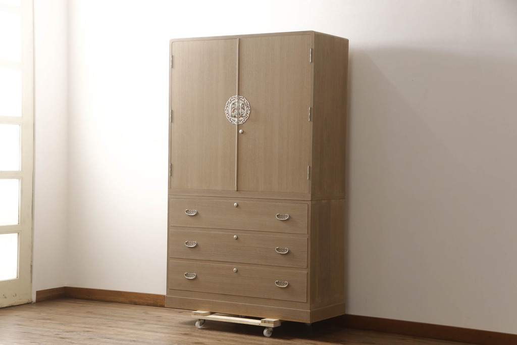 中古　国産　職人手造り　透かしの美しい金具が目を惹く上品な総桐箪笥(並厚、桐たんす、整理タンス、引き出し、チェスト、和箪笥、衣装箪笥、着物箪笥、衣装盆)(R-070748)