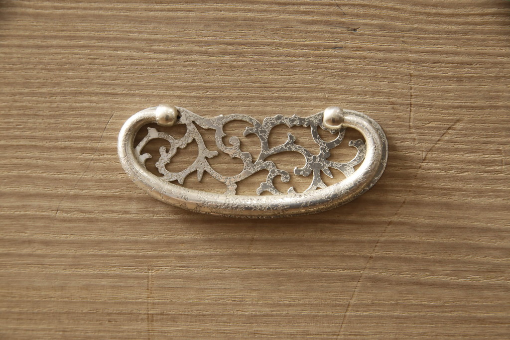 中古　国産　職人手造り　透かしの美しい金具が目を惹く上品な総桐箪笥(並厚、桐たんす、整理タンス、引き出し、チェスト、和箪笥、衣装箪笥、着物箪笥、衣装盆)(R-070748)