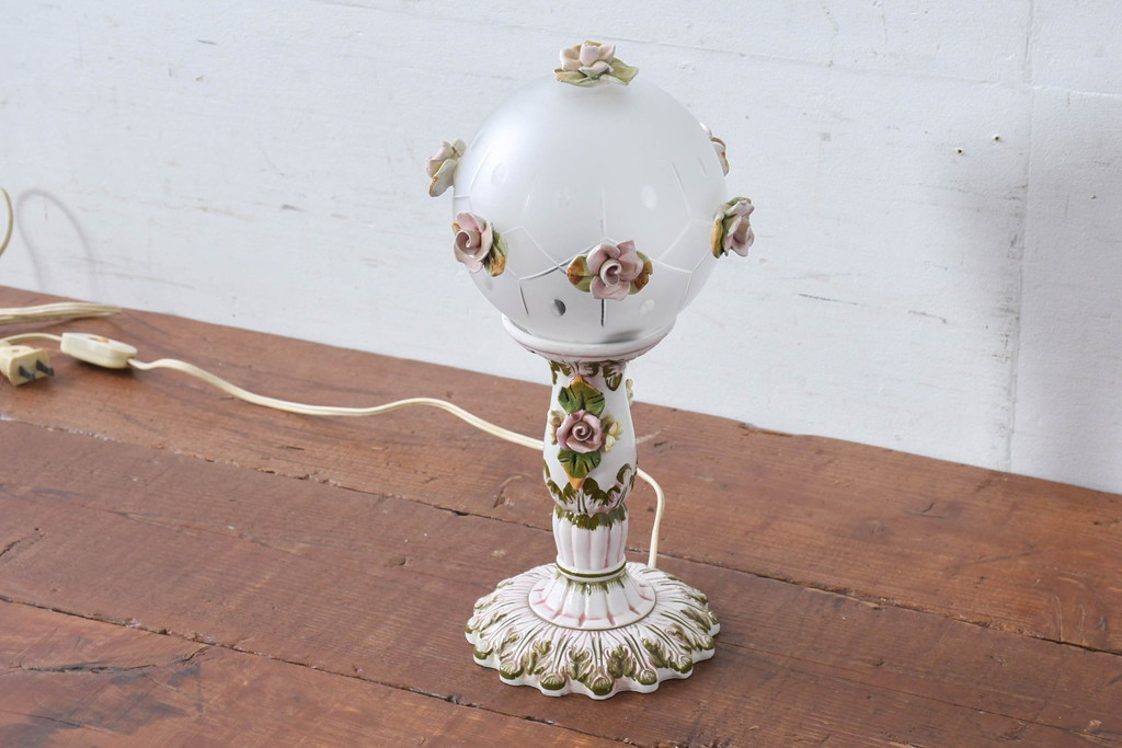 中古　イタリア　カポディモンテ　ロココ　花モチーフを散りばめた装飾が愛らしいロココ調のデスクスタンド(テーブルランプ、スタンドライト、卓上照明、テーブル照明、テーブルライト、デスクライト)(R-083973)
