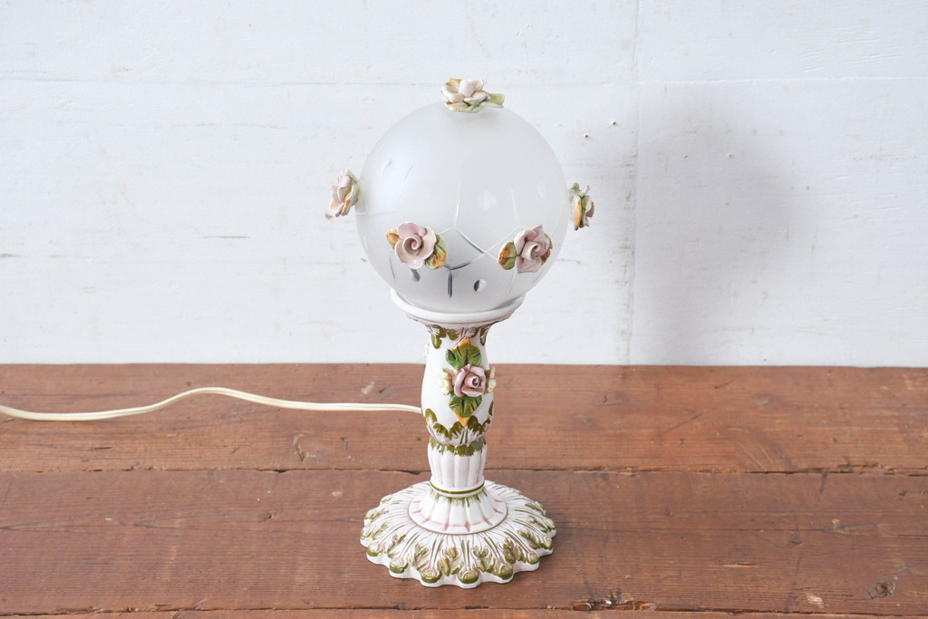 中古　イタリア　カポディモンテ　ロココ　花モチーフを散りばめた装飾が愛らしいロココ調のデスクスタンド(テーブルランプ、スタンドライト、卓上照明、テーブル照明、テーブルライト、デスクライト)(R-083973)
