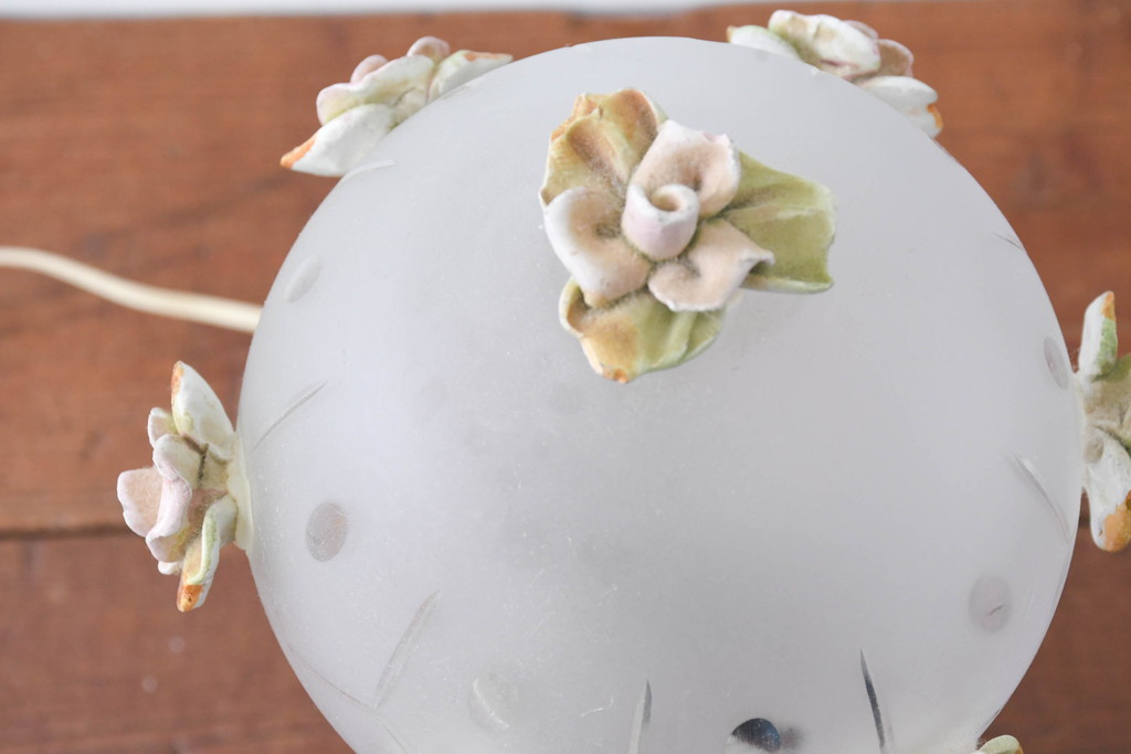 中古　イタリア　カポディモンテ　ロココ　花モチーフを散りばめた装飾が愛らしいロココ調のデスクスタンド(テーブルランプ、スタンドライト、卓上照明、テーブル照明、テーブルライト、デスクライト)(R-083973)
