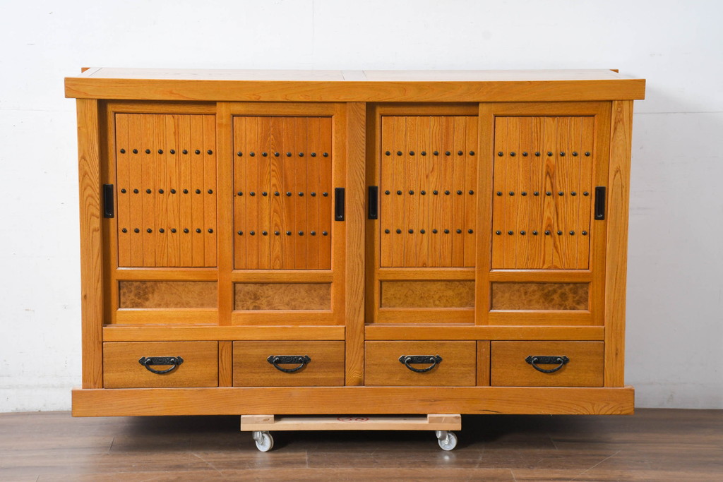 中古　美品　ニレ材　暮らしに和の温もりと重厚な存在感を添える水屋箪笥サイドボード(食器棚、収納棚、戸棚、カップボード、サイドキャビネット)(R-084394)