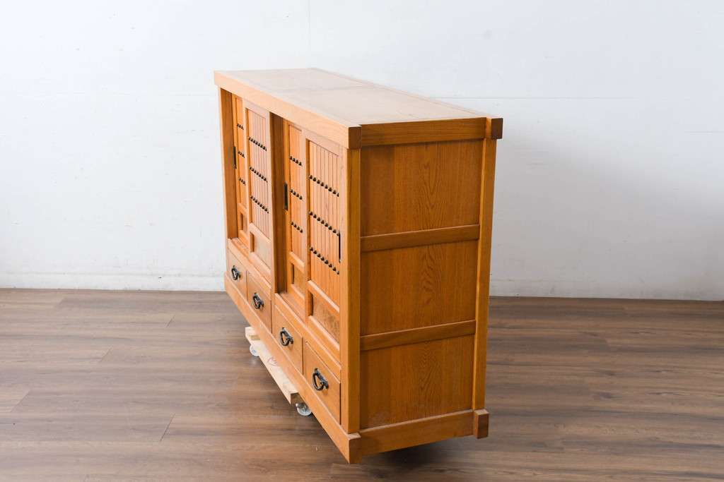 中古　美品　ニレ材　暮らしに和の温もりと重厚な存在感を添える水屋箪笥サイドボード(食器棚、収納棚、戸棚、カップボード、サイドキャビネット)(R-084394)