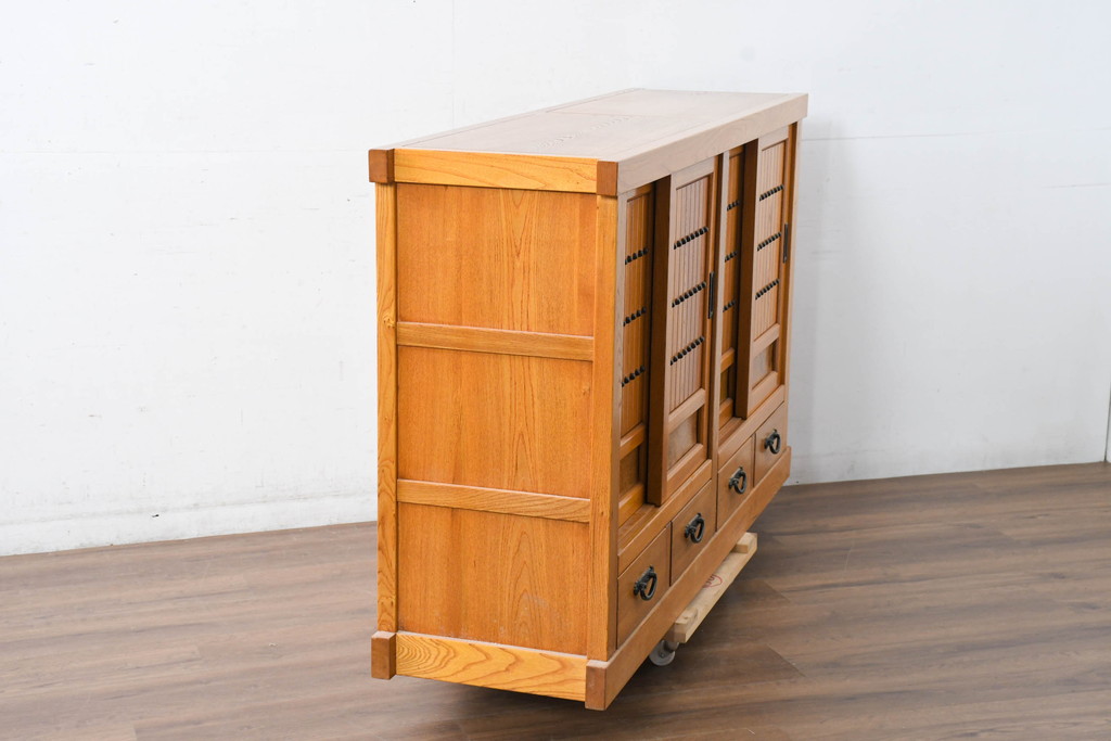 中古　美品　ニレ材　暮らしに和の温もりと重厚な存在感を添える水屋箪笥サイドボード(食器棚、収納棚、戸棚、カップボード、サイドキャビネット)(R-084394)