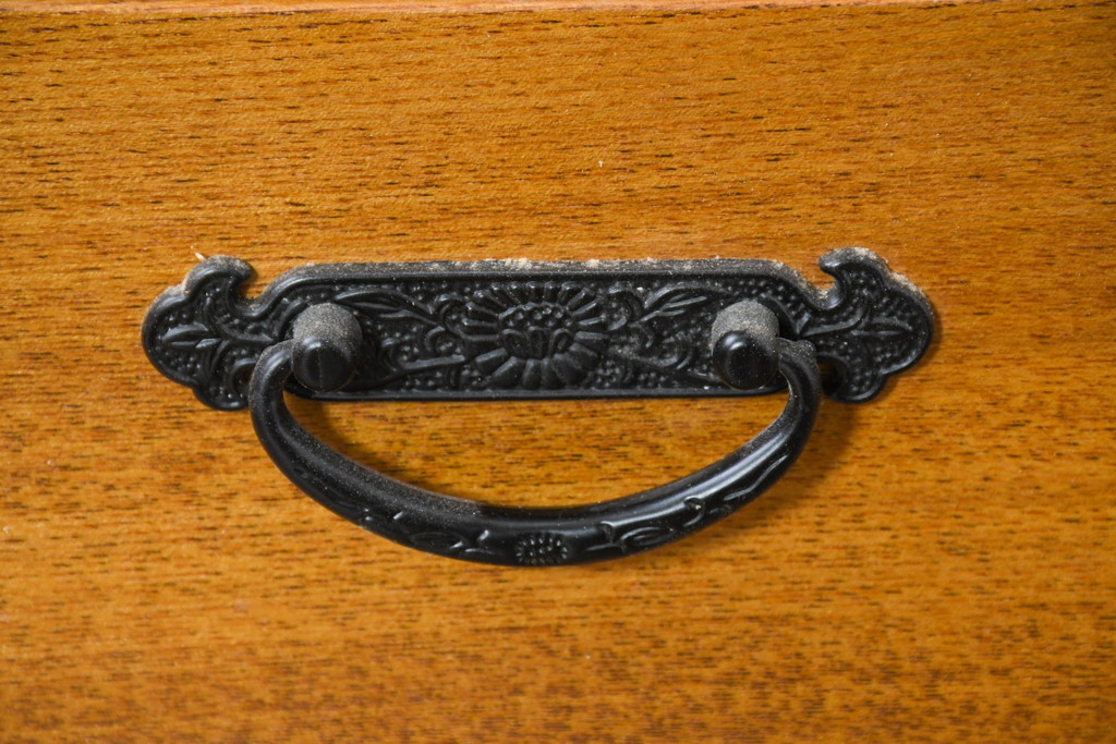 中古　美品　ニレ材　暮らしに和の温もりと重厚な存在感を添える水屋箪笥サイドボード(食器棚、収納棚、戸棚、カップボード、サイドキャビネット)(R-084394)