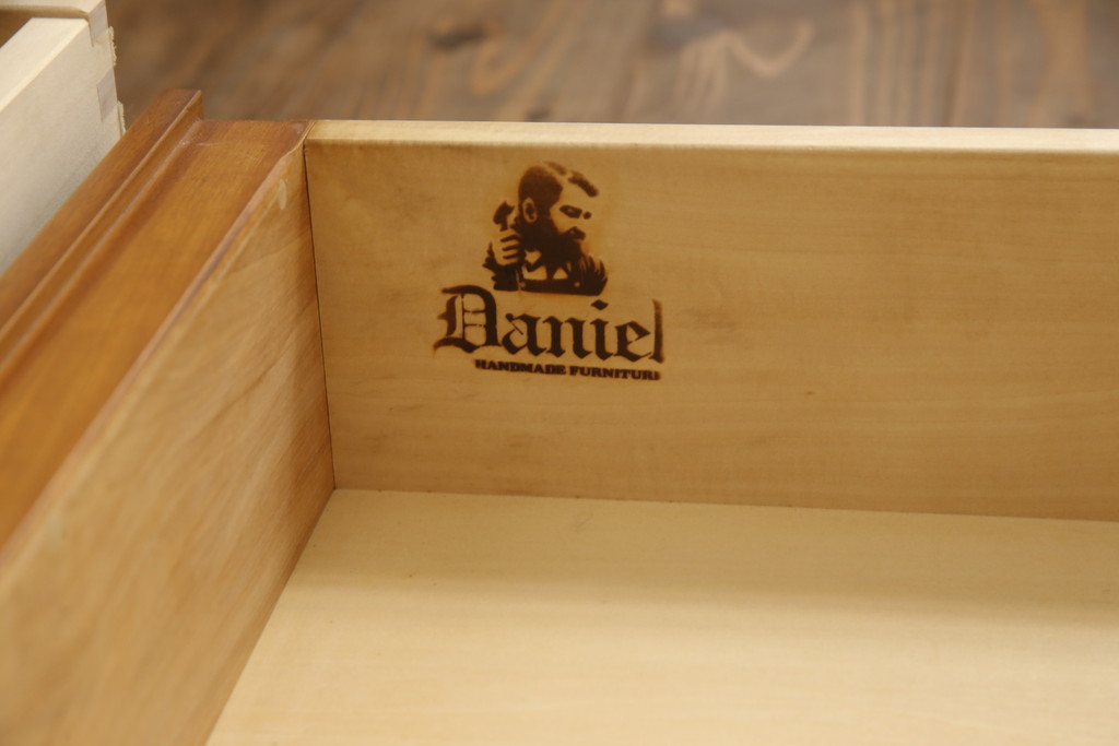 中古　横浜クラシック家具　ダニエル(Daniel)　気品ある佇まいが魅力的なチェスト(サイドチェスト、引き出し)(R-065233)