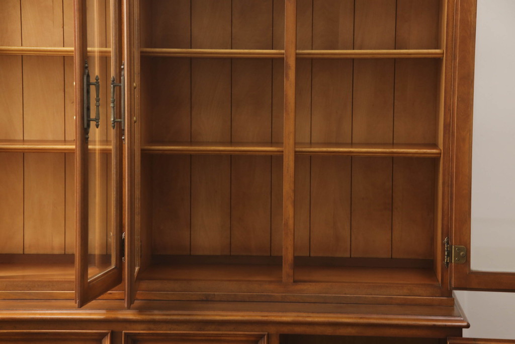 中古　希少モデル!!　横浜クラシック家具　ダニエル(Daniel)　スパニッシュシリーズ　樺材　気品溢れる佇まいが美しいキャビネット(二段重ね収納棚、飾り棚、戸棚、食器棚、カップボード)(R-066302)