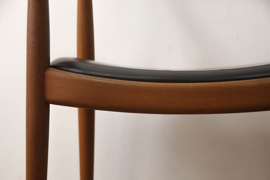 デンマークビンテージ　Johannes Hansen(ヨハネス・ハンセン)　Hans J Wegner(ハンス・J・ウェグナー)デザイン　THE CHAIR(ザ・チェア)　JH503　洗練された佇まいと曲線が美しいチェア(アームチェア、ダイニングチェア、椅子、イス、北欧、ヴィンテージ)(R-070750)