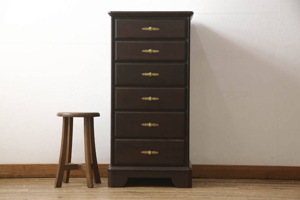 中古　カリモク家具(karimoku)　美しい取っ手飾りが目を引くクラシカルなチェスト(縦型チェスト、サイドチェスト、引き出し)(R-062014)