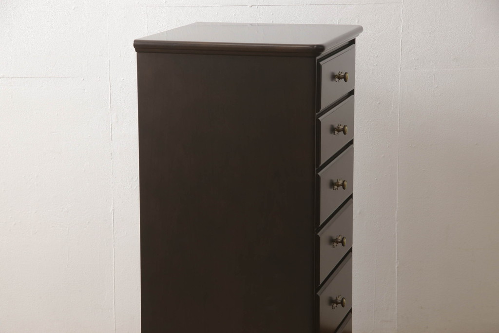 中古　カリモク家具(karimoku)　美しい取っ手飾りが目を引くクラシカルなチェスト(縦型チェスト、サイドチェスト、引き出し)(R-062014)