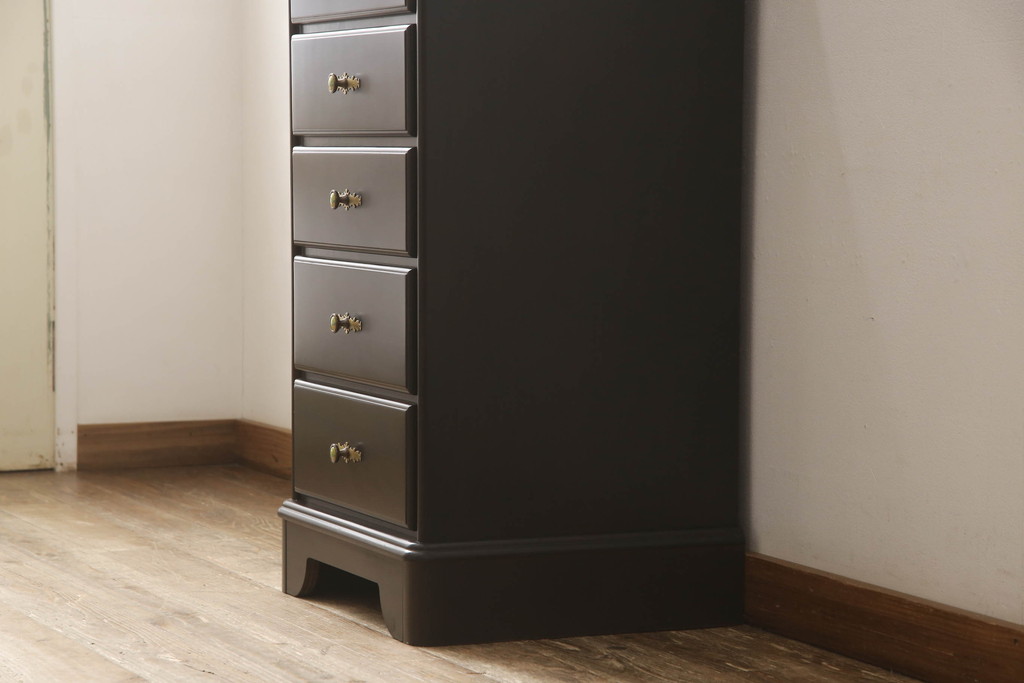 中古　カリモク家具(karimoku)　美しい取っ手飾りが目を引くクラシカルなチェスト(縦型チェスト、サイドチェスト、引き出し)(R-062014)