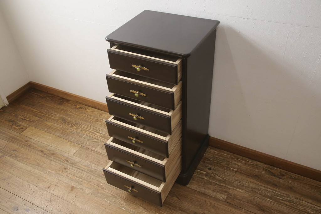中古　カリモク家具(karimoku)　美しい取っ手飾りが目を引くクラシカルなチェスト(縦型チェスト、サイドチェスト、引き出し)(R-062014)