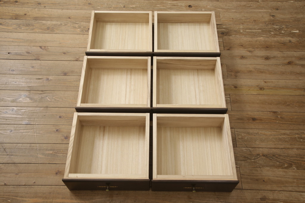 中古　カリモク家具(karimoku)　美しい取っ手飾りが目を引くクラシカルなチェスト(縦型チェスト、サイドチェスト、引き出し)(R-062014)
