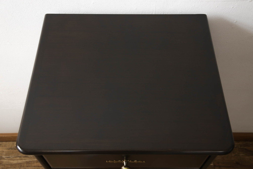中古　カリモク家具(karimoku)　美しい取っ手飾りが目を引くクラシカルなチェスト(縦型チェスト、サイドチェスト、引き出し)(R-062014)
