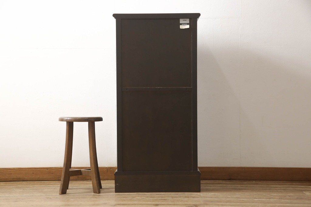中古　カリモク家具(karimoku)　美しい取っ手飾りが目を引くクラシカルなチェスト(縦型チェスト、サイドチェスト、引き出し)(R-062014)