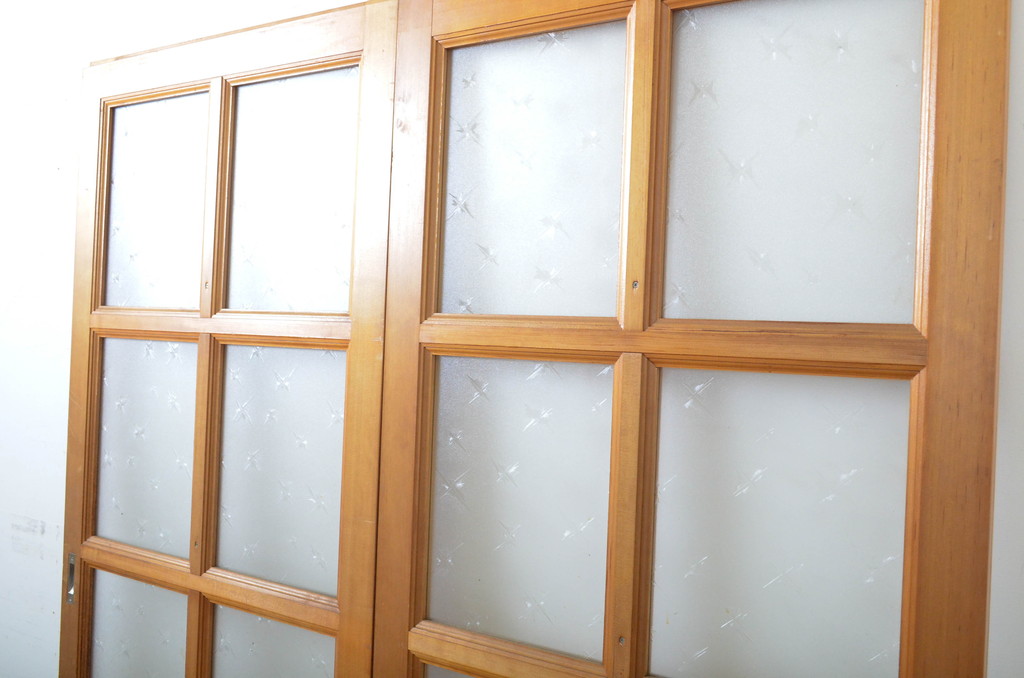 昭和レトロ　ヒノキ(檜)材　昭和の懐かしい雰囲気のあるレトロなガラス戸2枚セット(建具、引き戸)(R-063588)