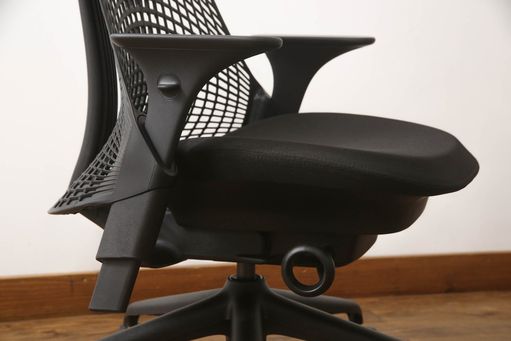 中古　美品　Hermanmiller(ハーマンミラー社)　セイルチェア(SAYL Chair)　立体的な背もたれが印象的なアームチェア(オフィスチェア、ワークチェア)(R-068677)