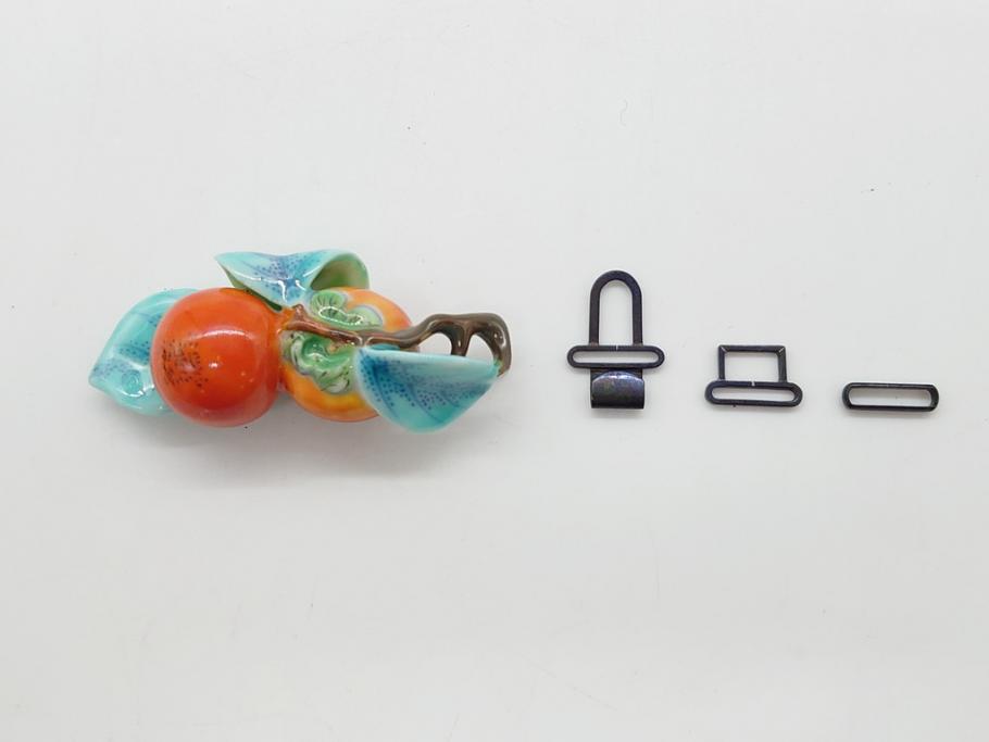 高級　三越製　磁器製　柿の実　ぷっくりとした柿の実か愛らしい帯留め(十三代今泉今右衛門、柿の木、帯締め、着物道具、和装小物、帯留金具、アクセサリー、ケース付き)(R-062492)