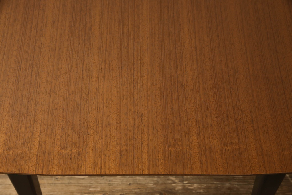 北欧ヴィンテージ　チーク材　黒塗りの脚がかっこ良さを引き立てる、珍しいデザインのエクステンションテーブル(ドローリーフテーブル、ダイニングテーブル、ビンテージ)(R-050134)