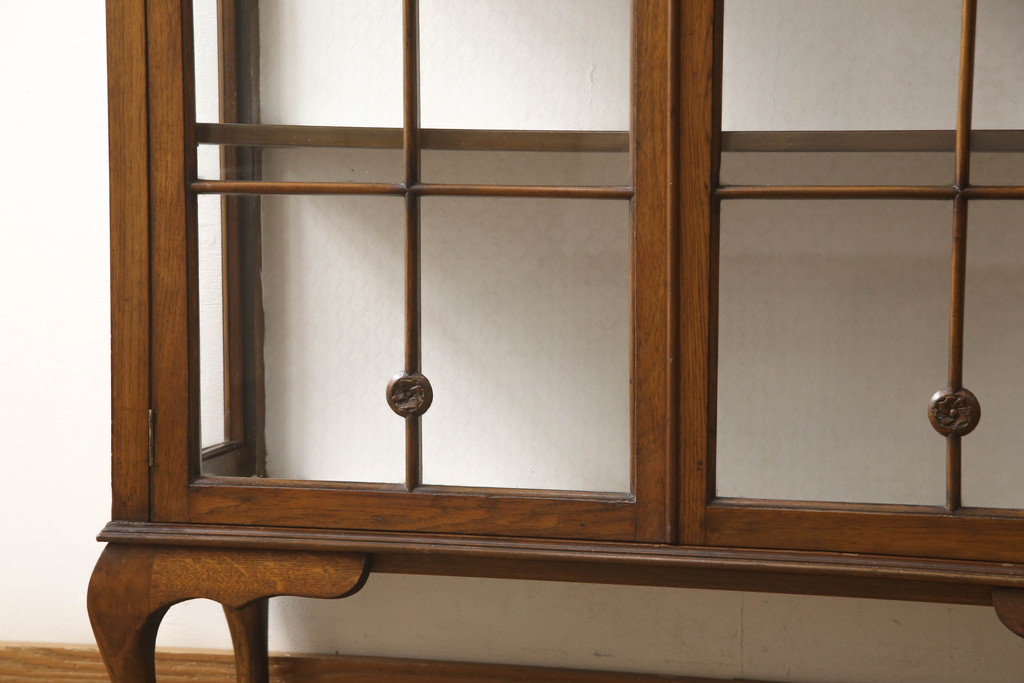 イギリスアンティーク　オーク材　エレガントな佇まいが魅力的な猫脚キャビネット(ガラスケース、飾り棚、収納棚、戸棚)(R-059533)