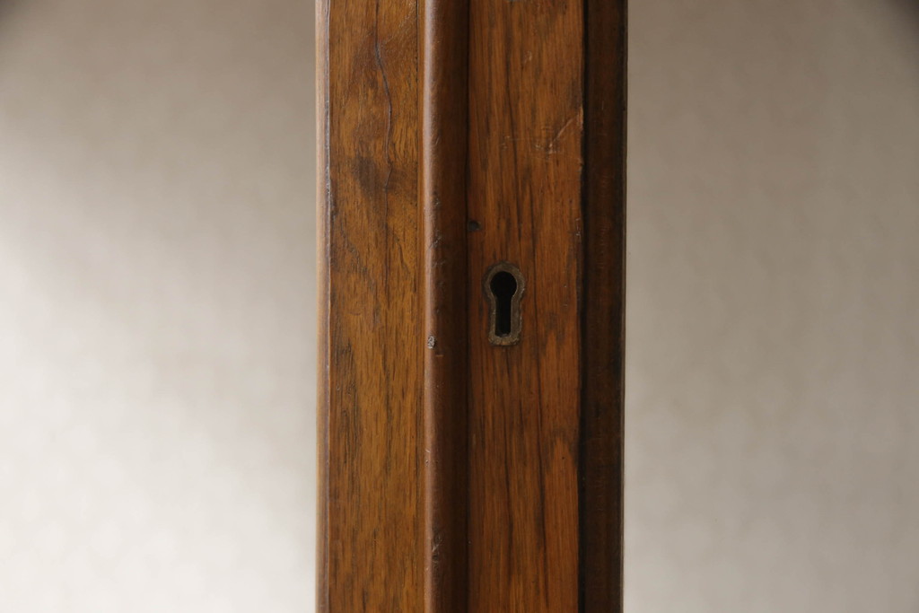 イギリスアンティーク　オーク材　エレガントな佇まいが魅力的な猫脚キャビネット(ガラスケース、飾り棚、収納棚、戸棚)(R-059533)