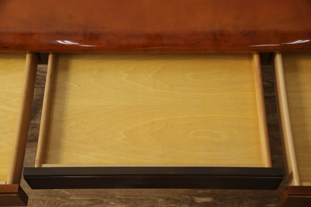 中古　高級イタリア輸入家具　脚のつくりなど洗練されたデザインが目を引くシャッター付きデスク(机、在宅ワーク、在宅用コンソールテーブル、作業台)(R-054592)