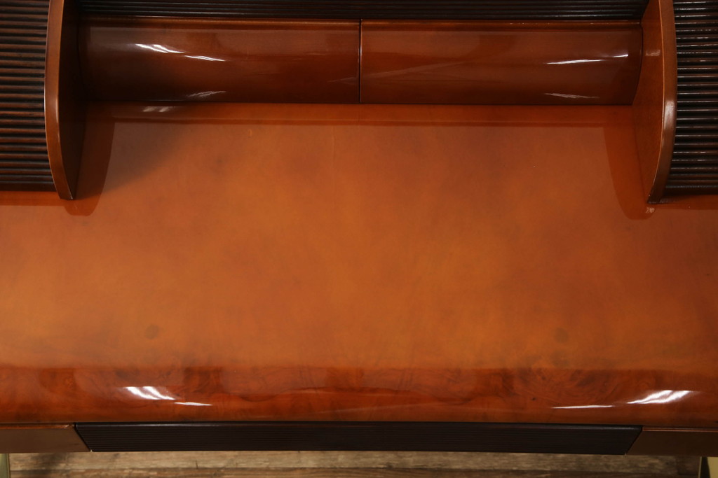 中古　高級イタリア輸入家具　脚のつくりなど洗練されたデザインが目を引くシャッター付きデスク(机、在宅ワーク、在宅用コンソールテーブル、作業台)(R-054592)