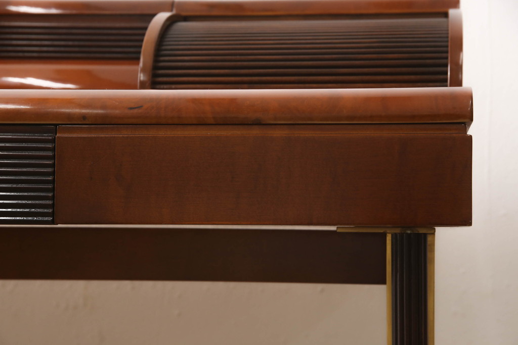 中古　高級イタリア輸入家具　脚のつくりなど洗練されたデザインが目を引くシャッター付きデスク(机、在宅ワーク、在宅用コンソールテーブル、作業台)(R-054592)
